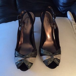 NWOT holiday shoes never worn 3 inch heels🌷🌷🌸